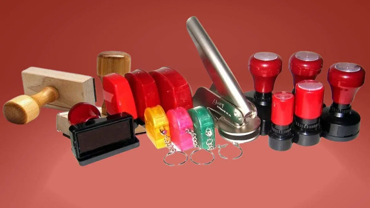 Gambar yang menunjukkan berbagai jenis stempel dengan bentuk dan fungsi yang berbeda-beda.